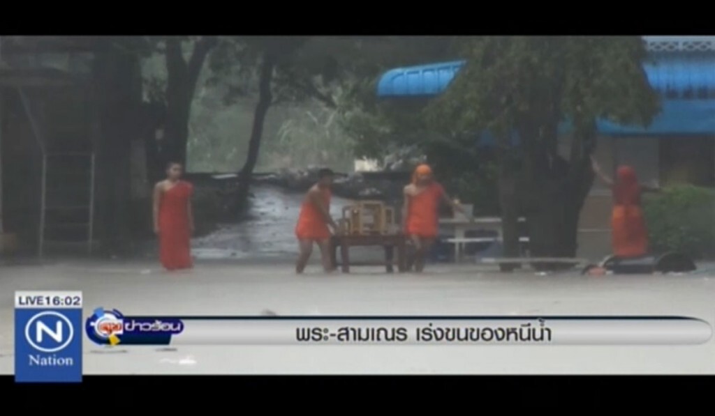 พระ-สามเณร เร่งขนของหนีน้ำ พระ-สามเณร เร่งขนของหนีน้ำ