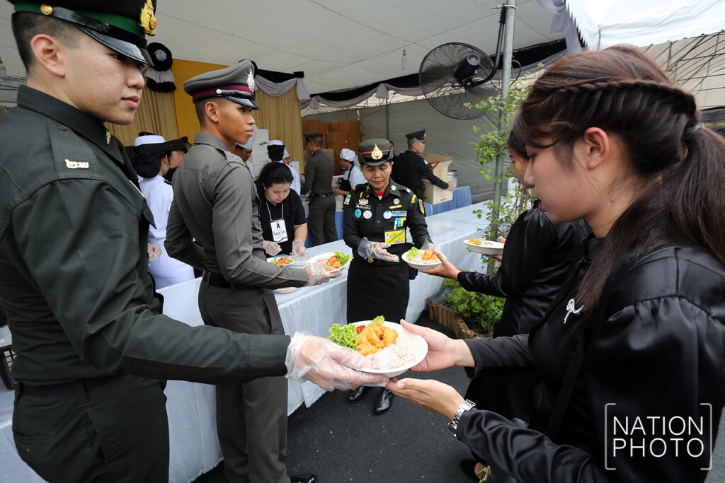 สมเด็จพระเจ้าอยู่หัว โปรดเกล้าฯ พระราชทานข้าวราดไก่สามรส และตับผัดพริกไทยดำ ให้ปชช. สมเด็จพระเจ้าอยู่หัว โปรดเกล้าฯ พระราชทานข้าวราดไก่สามรส และตับผัดพริกไทยดำ ให้ปชช.