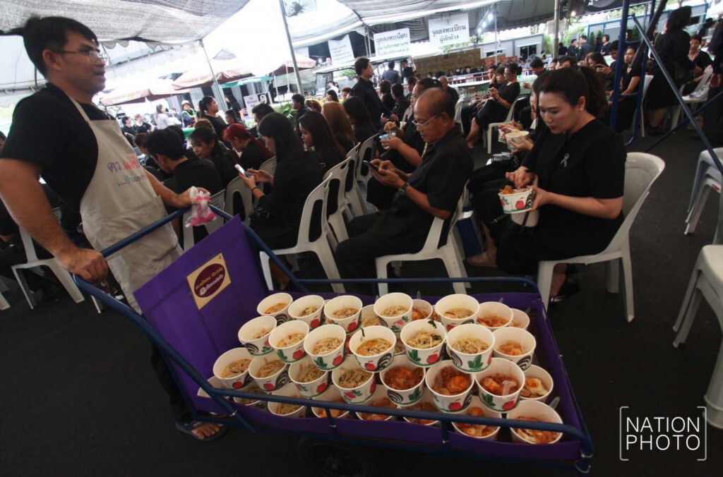 จิตอาสานำข้าวราดแกง มาแจกปชช.ระหว่างรอคิวเข้ากราบพระบรมศพฯ จิตอาสานำข้าวราดแกง มาแจกปชช.ระหว่างรอคิวเข้ากราบพระบรมศพฯ
