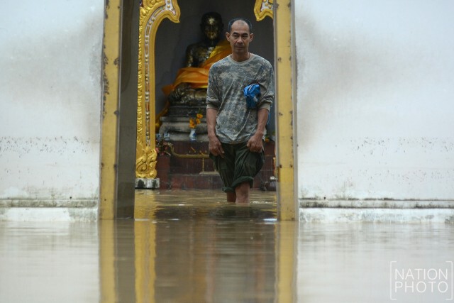 หวั่นพระธาตุเสียหาย น้ำทะลักเข้าวัดพระบรมธาตุไชยา