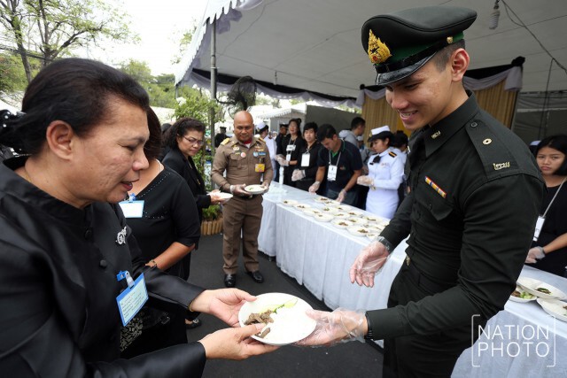 สมเด็จพระเจ้าอยู่หัว โปรดเกล้าฯ พระราชทานข้าวราดไก่สามรส และตับผัดพริกไทยดำ ให้ปชช.