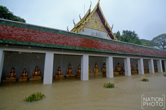 หวั่นพระธาตุเสียหาย น้ำทะลักเข้าวัดพระบรมธาตุไชยา