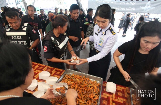 กห.นำกล้วยทอด-มันทอด แจกปชช.ที่ไปกราบพระบรมศพฯ
