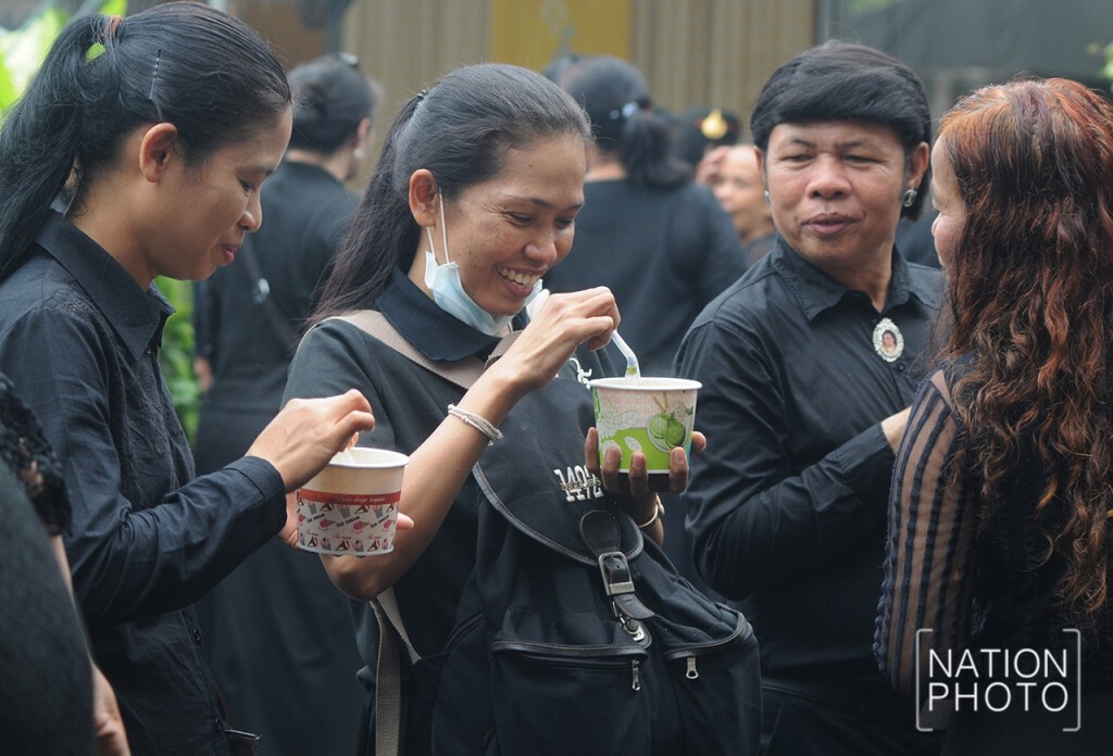 สมเด็จพระเจ้าอยู่หัว โปรดเกล้าฯ พระราชทานอาหารประชาชนที่สนามหลวง สมเด็จพระเจ้าอยู่หัว โปรดเกล้าฯ พระราชทานอาหารประชาชนที่สนามหลวง