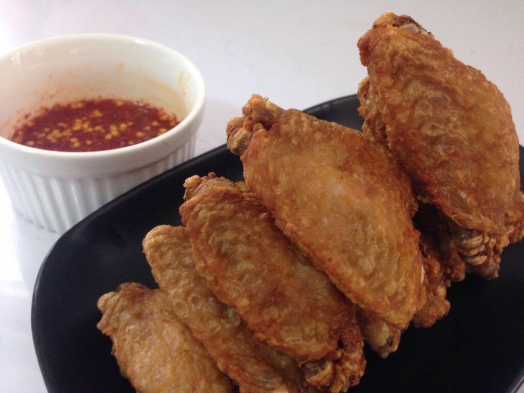 ครัวน้าคม : ปีกไก่ทอดซอสน้ำผึ้งแซ่บ เมนูอร่อยง่ายๆ ได้ทั้งกับข้าวกับแกล้ม ครัวน้าคม : ปีกไก่ทอดซอสน้ำผึ้งแซ่บ เมนูอร่อยง่ายๆ ได้ทั้งกับข้าวกับแกล้ม