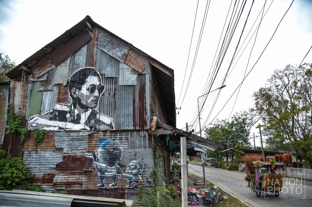 พระบรมสาทิสลักษณ์ ในหลวง ร.๙ ศิลปะแนวสตรีท อาร์ต บนพื้นสังกะสี พระบรมสาทิสลักษณ์ ในหลวง ร.๙ ศิลปะแนวสตรีท อาร์ต บนพื้นสังกะสี