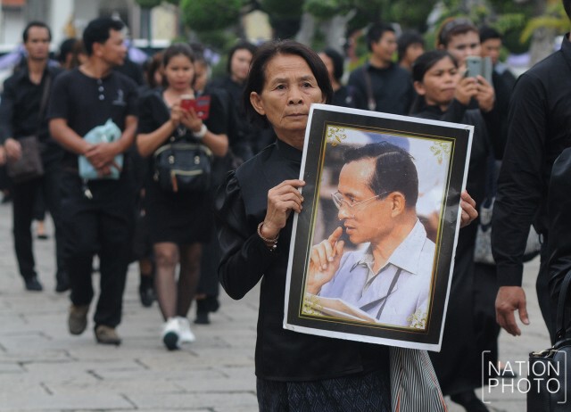 ประชาชนรอเข้าสักการะพระบรมศพ ช่วงเช้า  8 ม.ค. 60
