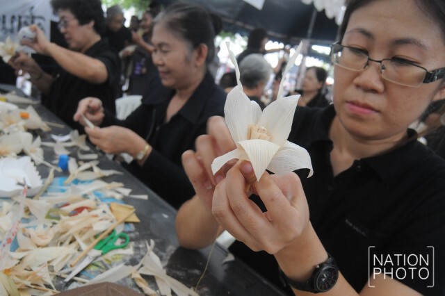 ศูนย์น้ำใจไมตรี สอนวิธีทำดอกไม้จันทน์ฟรี
