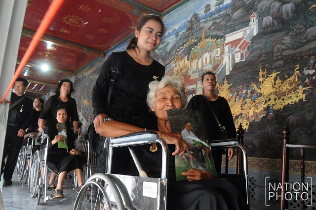 ประชาชนรอเข้าสักการะพระบรมศพ ช่วงเช้า  8 ม.ค. 60