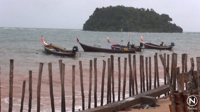 คลื่นสูง 4-5 เมตรซัดใส่หมู่บ้านชายฝั่งเมืองตรัง เรือจมกว่า 10 ลำ