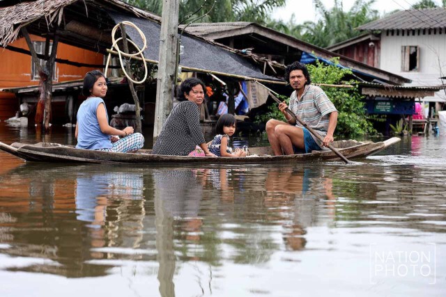 ชาวปากพนัง เร่งอพยพสัตว์เลี้ยง-ทรัพย์สินขึ้นสู่ที่ปลอดภัย