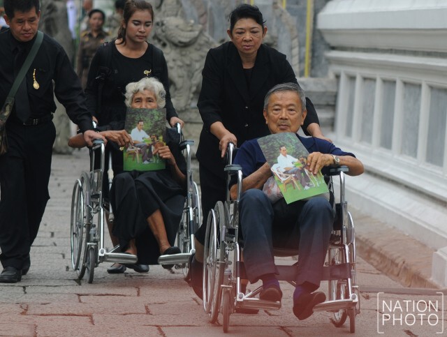 ประชาชนรอเข้าสักการะพระบรมศพ ช่วงเช้า  8 ม.ค. 60