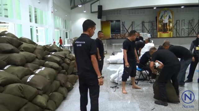 พระตำหนักทักษิณ บรรจุถุงยังชีพพระราชทาน ร.10 ช่วยน้ำท่วม