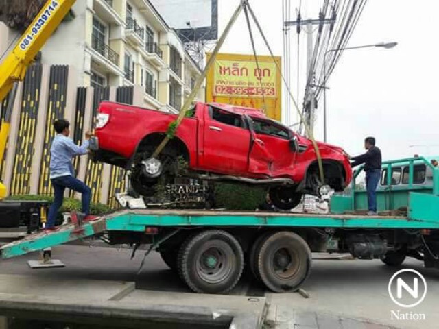 รถกระบะเสียหลัก แฉลบเกยป้ายหมู่บ้านดัง เจ็บ 2 ราย