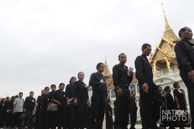 ประชาชนรอเข้าสักการะพระบรมศพ ช่วงเช้า  8 ม.ค. 60
