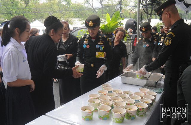 สมเด็จพระเจ้าอยู่หัว โปรดเกล้าฯ พระราชทานอาหารประชาชนที่สนามหลวง