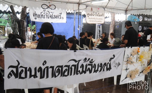 ศูนย์น้ำใจไมตรี สอนวิธีทำดอกไม้จันทน์ฟรี