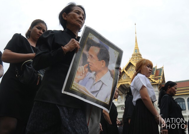 ประชาชนรอเข้าสักการะพระบรมศพ ช่วงเช้า  8 ม.ค. 60