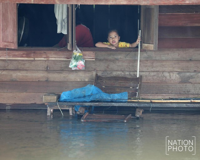 ชาวปากพนัง เร่งอพยพสัตว์เลี้ยง-ทรัพย์สินขึ้นสู่ที่ปลอดภัย