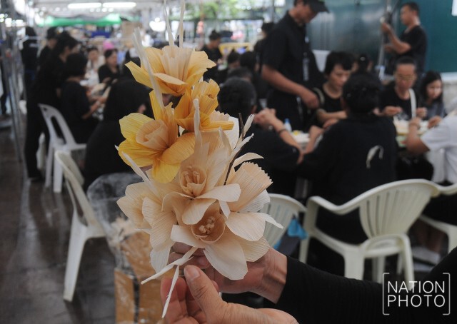 ศูนย์น้ำใจไมตรี สอนวิธีทำดอกไม้จันทน์ฟรี