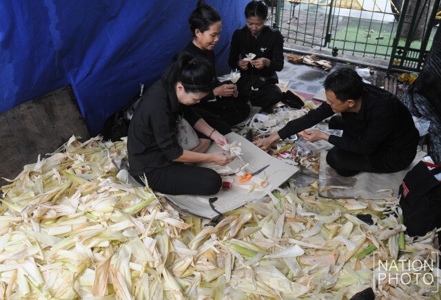 ศูนย์น้ำใจไมตรี สอนวิธีทำดอกไม้จันทน์ฟรี