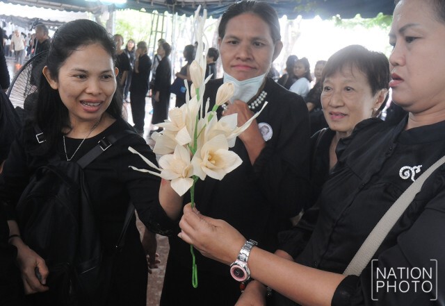 ศูนย์น้ำใจไมตรี สอนวิธีทำดอกไม้จันทน์ฟรี