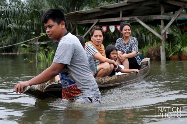 ชาวปากพนัง เร่งอพยพสัตว์เลี้ยง-ทรัพย์สินขึ้นสู่ที่ปลอดภัย