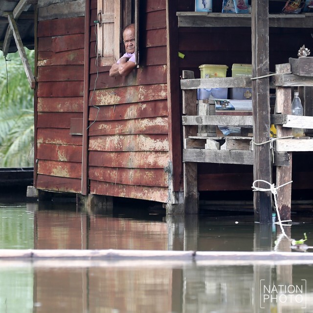 ชาวปากพนัง เร่งอพยพสัตว์เลี้ยง-ทรัพย์สินขึ้นสู่ที่ปลอดภัย