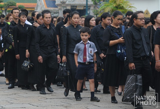 ประชาชนรอเข้าสักการะพระบรมศพ ช่วงเช้า  8 ม.ค. 60