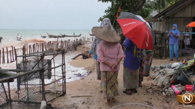 คลื่นสูง 4-5 เมตรซัดใส่หมู่บ้านชายฝั่งเมืองตรัง เรือจมกว่า 10 ลำ