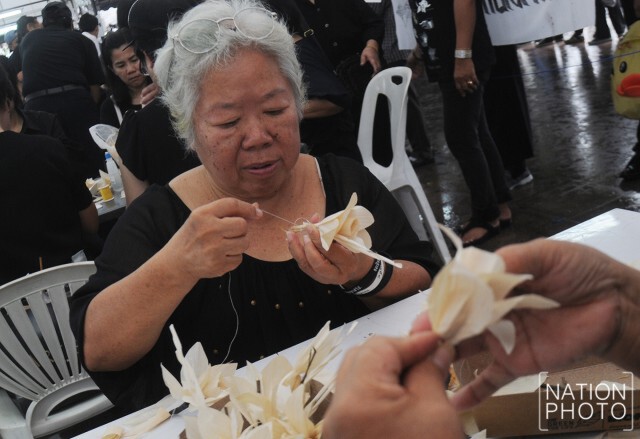 ศูนย์น้ำใจไมตรี สอนวิธีทำดอกไม้จันทน์ฟรี