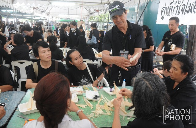 ศูนย์น้ำใจไมตรี สอนวิธีทำดอกไม้จันทน์ฟรี