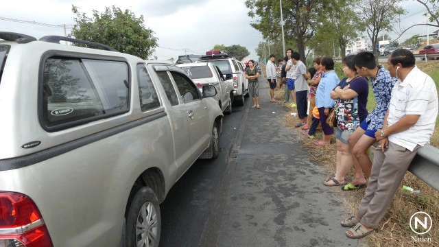 สาวขับกระบะเบรกกะทันหัน คันหลังตามเสย 9 คัน