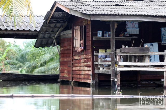 ชาวปากพนัง เร่งอพยพสัตว์เลี้ยง-ทรัพย์สินขึ้นสู่ที่ปลอดภัย