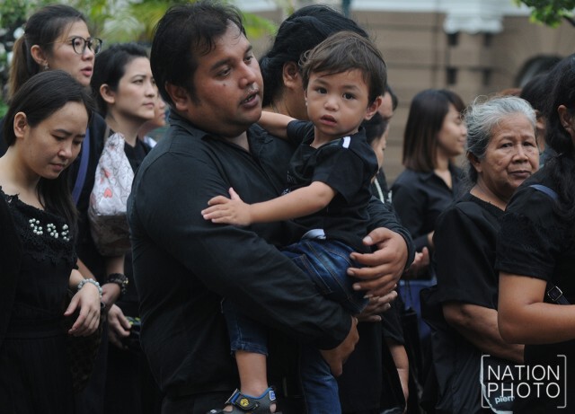 ประชาชนรอเข้าสักการะพระบรมศพ ช่วงเช้า  8 ม.ค. 60