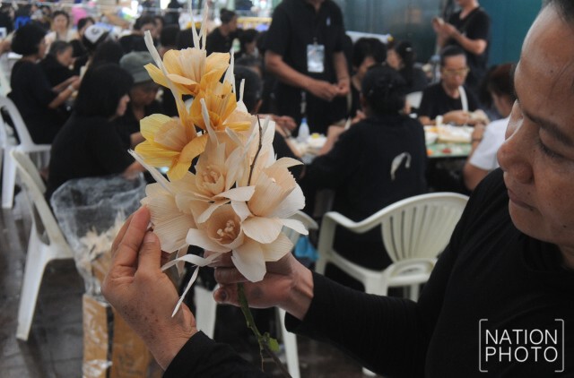 ศูนย์น้ำใจไมตรี สอนวิธีทำดอกไม้จันทน์ฟรี