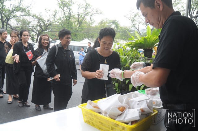 สมเด็จพระเจ้าอยู่หัว โปรดเกล้าฯ พระราชทานอาหารประชาชนที่สนามหลวง