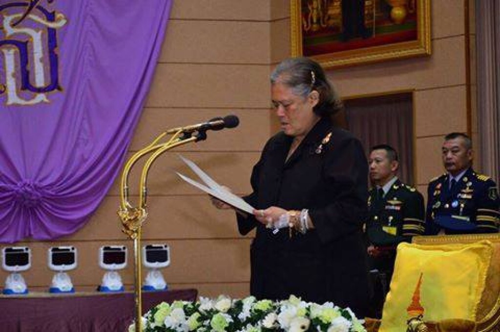 พสกนิกรสุดซาบซึ้ง สมเด็จพระเทพฯทรงงานทั้งที่มีเข็มน้ำเกลือที่พระหัตถ์ พสกนิกรสุดซาบซึ้ง สมเด็จพระเทพฯทรงงานทั้งที่มีเข็มน้ำเกลือที่พระหัตถ์