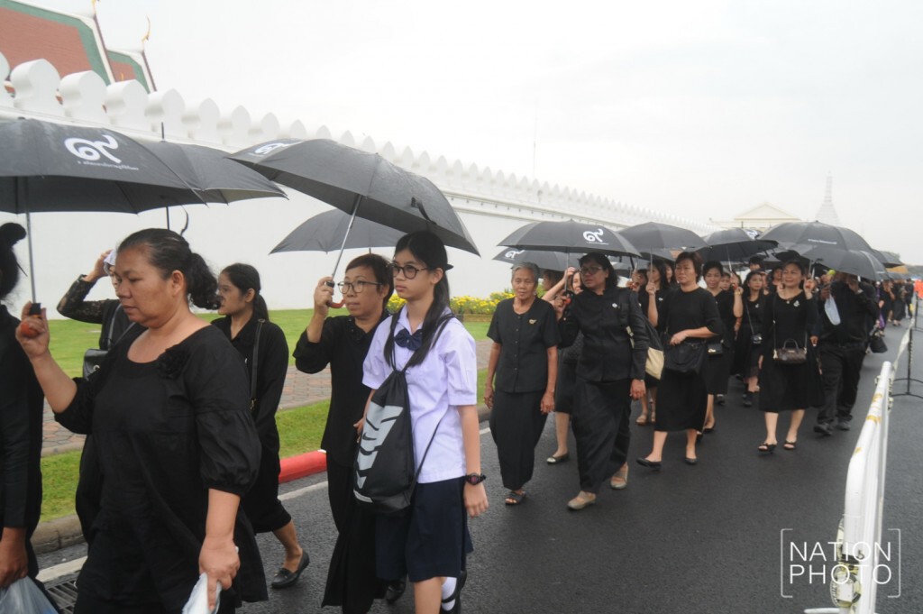 ปชช.ยังเดินต่อคิวเข้ากราบพระบรมศพฯ แม้ฝนโปรยลงมาช่วงบ่าย ปชช.ยังเดินต่อคิวเข้ากราบพระบรมศพฯ แม้ฝนโปรยลงมาช่วงบ่าย