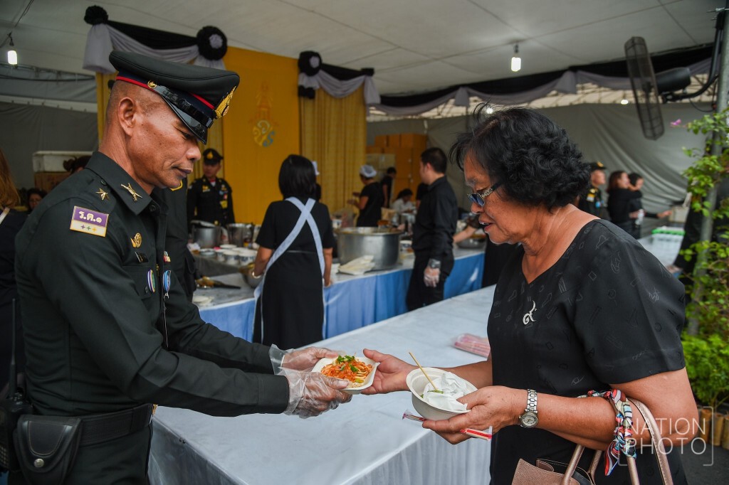 สมเด็จพระเจ้าอยู่หัว โปรดเกล้าฯ พระราชทานผัดไทโบราณและน้ำดื่มแก่ประชาชน สมเด็จพระเจ้าอยู่หัว โปรดเกล้าฯ พระราชทานผัดไทโบราณและน้ำดื่มแก่ประชาชน