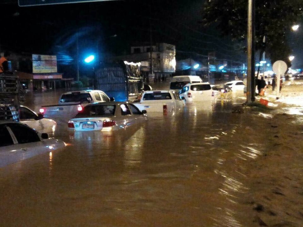 บางสะพาน น้ำท่วม กิโลเมตรที่ 385-386 รถเล็กใหญ่ไม่สามารถสัญจรผ่านได้