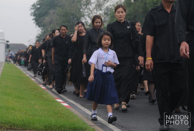 ปชช.ยังเดินต่อคิวเข้ากราบพระบรมศพฯ แม้ฝนโปรยลงมาช่วงบ่าย