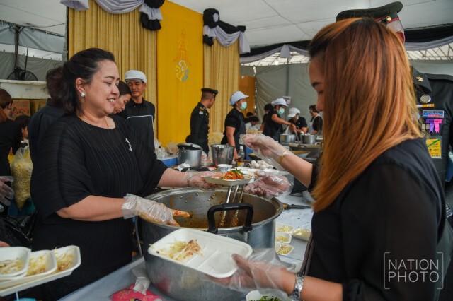 สมเด็จพระเจ้าอยู่หัว โปรดเกล้าฯ พระราชทานผัดไทโบราณและน้ำดื่มแก่ประชาชน