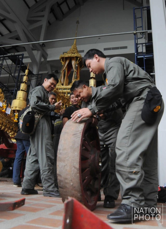 "ช่างสิบหมู่-ทหารกรมสรรพาวุธ" เข้าถอดชิ้นส่วน เตรียมซ่อมแซมราชรถน้อย