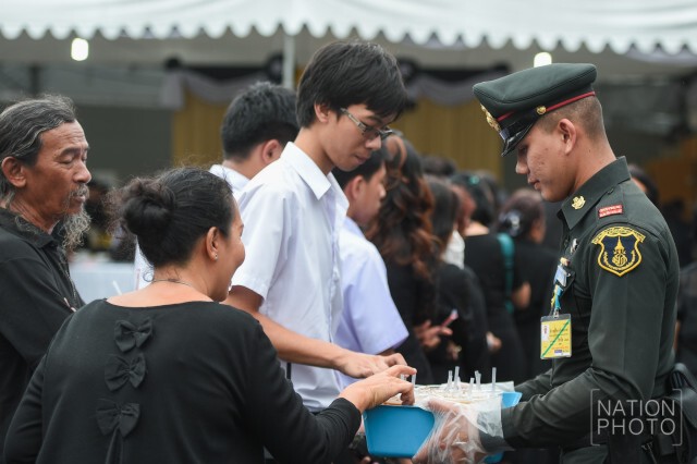 สมเด็จพระเจ้าอยู่หัว โปรดเกล้าฯ พระราชทานผัดไทโบราณและน้ำดื่มแก่ประชาชน