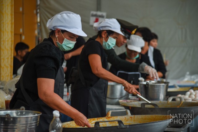 สมเด็จพระเจ้าอยู่หัว โปรดเกล้าฯ พระราชทานผัดไทโบราณและน้ำดื่มแก่ประชาชน