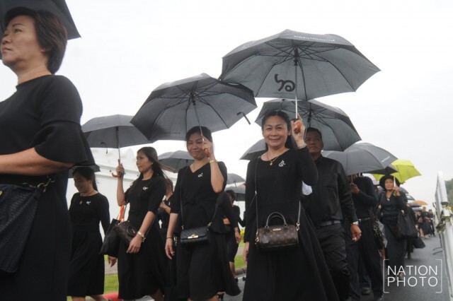 ปชช.ยังเดินต่อคิวเข้ากราบพระบรมศพฯ แม้ฝนโปรยลงมาช่วงบ่าย