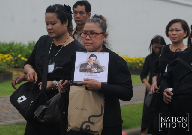 ปชช.ยังเดินต่อคิวเข้ากราบพระบรมศพฯ แม้ฝนโปรยลงมาช่วงบ่าย