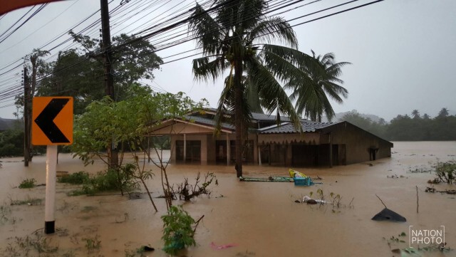 บางสะพานอ่วม! ฝนหนักติดต่อ 5 วัน น้ำป่าไหลเข้าพื้นที่