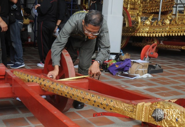 "ช่างสิบหมู่-ทหารกรมสรรพาวุธ" เข้าถอดชิ้นส่วน เตรียมซ่อมแซมราชรถน้อย